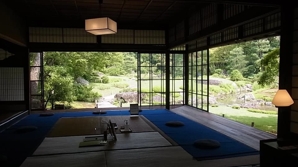 京都の無鄰菴で、和室から庭を眺めているところ