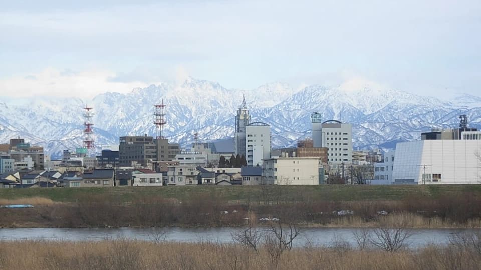 富山市の市街地から見る立山連峰