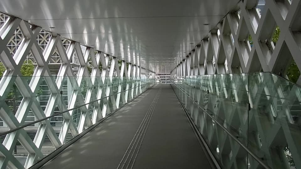 商店街から大分県立美術館（OPAM）へ行く途中の陸橋内部